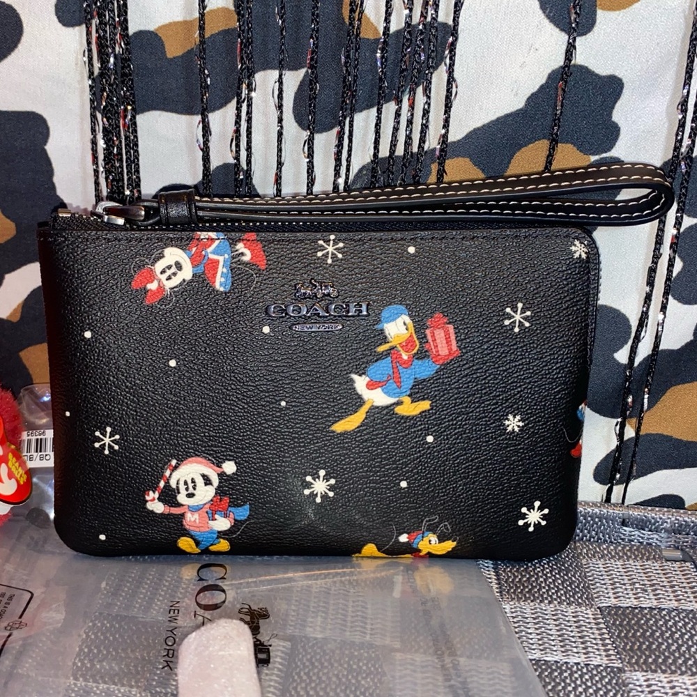 DISNEY ✖️ COACH CORNER ZIP WRISTLET 
WITH HOLIDAY PRINT